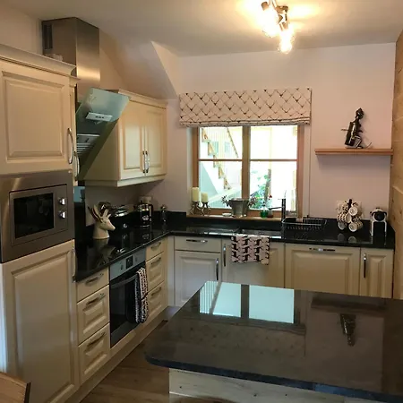 Platzhirsch * هاوس إم إنيستال